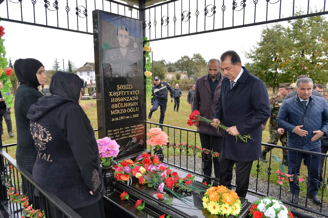 Taleh Qaraşov Vətən müharibəsi şəhidlərinin məzarını ziyarət edib - FOTOLAR